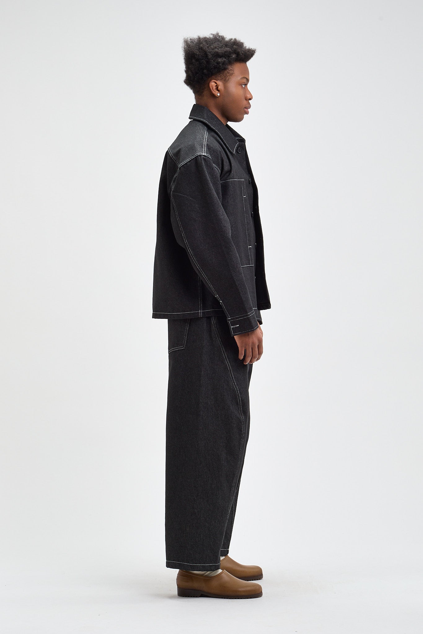 Jean en denim à coutures contrastées incurvées